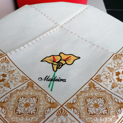 Toalha de Mesa Bordada 70x70 cm: Boca de Jarro