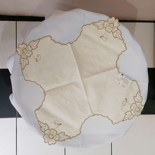 Pano Bordado em Linho: Castanho